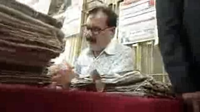 लखनऊ यूपी कोर्ट में रिश्वत लेते हुए वायरल हुई सोशल मीडिया पर वीडियो।