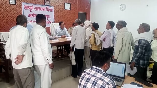 मांट तहसील संपूर्ण समाधान दिवस में पहुंचे आगरा मंडल के अपर आयुक्त फरियादियों की सुनी समस्याय