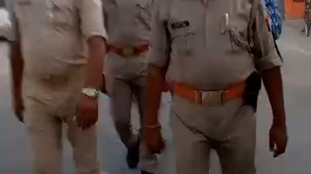 थाना तरबगंज पकडी बाजर में भानपुर चौकी प्रभारी सोम प्रताप सिंह ने क्षेत्र में किया पैदल गस्त 