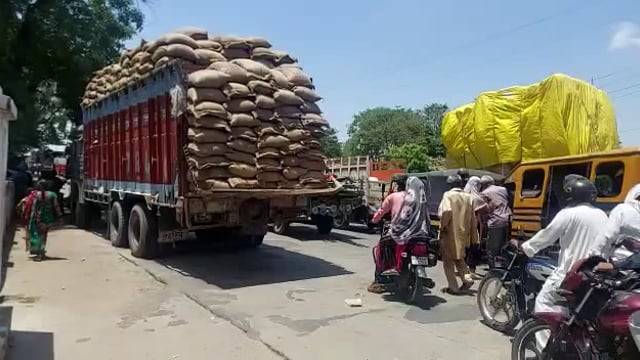बड़गांव ओवरब्रिज पर लगा भीषण जाम, अनाज लदा ट्रक हुआ खराब
