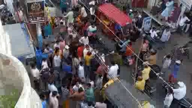 गोंडा नगर कोतवाली क्षेत्र के अंतर्गत ईदगाह रोड पर दो व्यक्तियों में हुई कहासुनी वीडियो हुआ वायरल