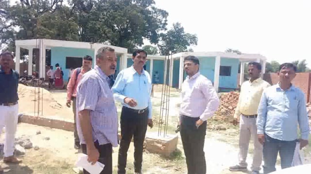 सुल्तानपुर मुख्य विकास अधिकारी अंकुर कौशिक ने आवास का आकस्मिक किया निरीक्षण*