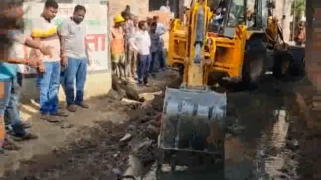 बिस्कोहर नगर पंचायत अध्यक्ष अजय गुप्ता ने वार्ड नंबर 8 व 11 में जलभराव आवागमन कि समस्या का पहुंचकर निस्तारण कराया