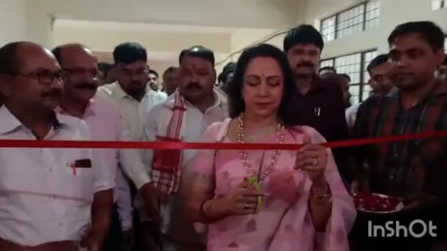 खेल मंत्रालय द्वारा आयोजित कार्यक्रम में जिला युवा उत्सव का उद्घाटन मथुरा की सांसद ने फीता काटकर किया 