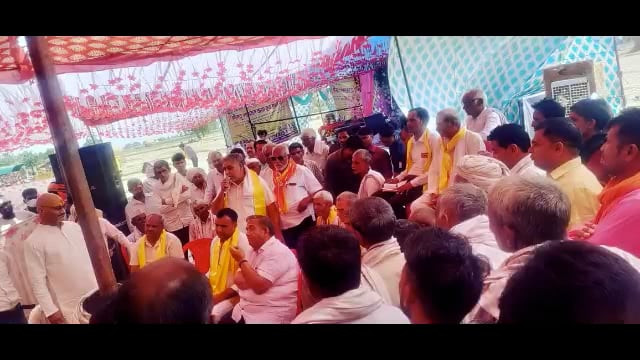 मांट के जगतिया में श्रीमद्भागवत कथा के समापन पर पूर्व उच्च शिक्षा मंत्री श्यामसुंदर शर्मा ने किया प्रसाद ग्रहण 