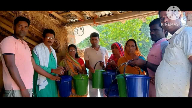 सूखा एवं गीला कचरा संग्रहण हेतु उप प्रमुख द्वारा डस्टबिन का किया गया वितरण