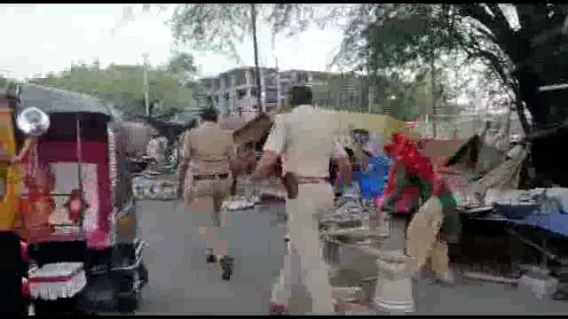 शहरातील वाहतुकीला शिस्त लावण्यासाठी पोलीस निरीक्षक परमेश्वर कदम उतरले रस्त्यावर