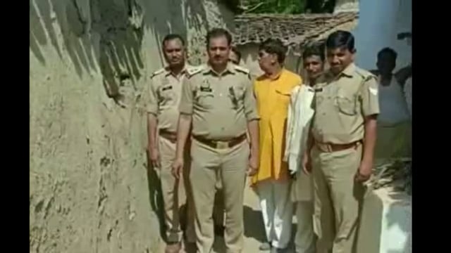 न्यायालय के आदेश पर चिल्ला पुलिस ने अभियुक्त के घर में नोटिस चस्पा किया