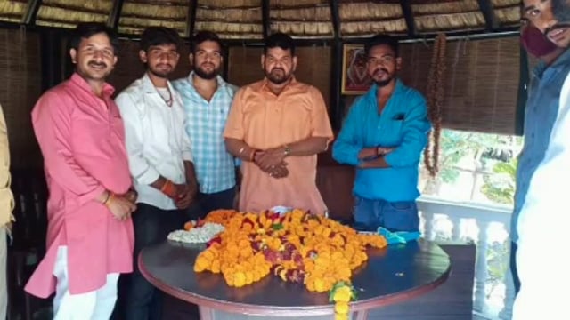 नवाबगंज क्षेत्र अंतर्गत बिशनोहरपुर कैसरगंज सांसद बृजभूषण शरण सिंह के आवास पर लोगो ने किया स्वागत 