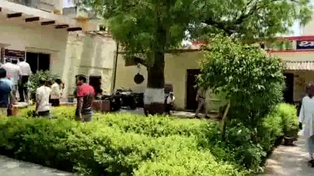 चुनावी रंजिश के चलते प्रधान की कार पर चलाई गोली