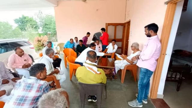 इटवा विधायक माता प्रसाद पांडे ने इटवा स्थित अपने आवास पर क्षेत्र की आई जनता जनार्दन की समस्या