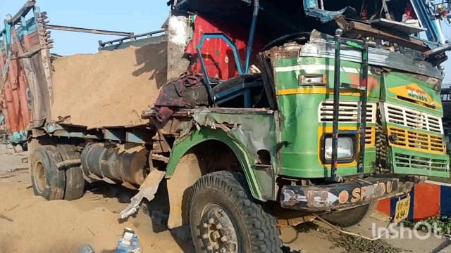 सूरजगढ़ा-राष्ट्रीय राजमार्ग एनएच 80 पर आमने-सामने की दो ट्रक में हुई भीषण टक्कर दोनों चालक सुरक्षित