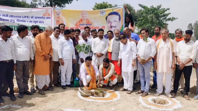 मुख्यमंत्री के जन्मदिन के उपलक्ष्य में बिस्कोहर नगर पंचायत कार्यालय व पर पूर्व बेसिक शिक्षमंत्री ने किया  पौधरोपण