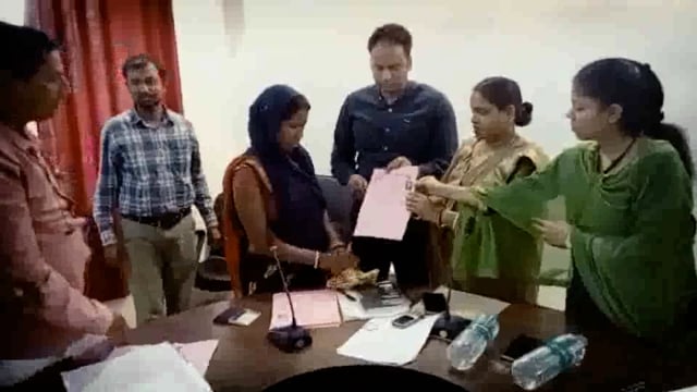 अमरपुर अंचल कार्यालय परिसर में भूमिहीन परिवारों के बीच किया गया वासगित पर्चा का वितरण