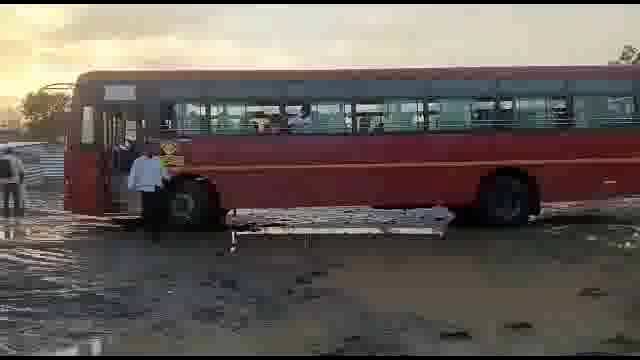 पहिल्याच पावसाने उदगीर बस्थानक चिखलमय प्रवाशांना करावी लागते चिखलातून पायपीट