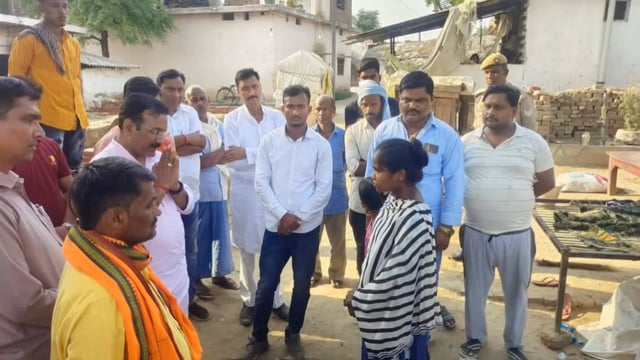 बिजौरा में नदी में डूबने से व्यक्ति की मौत सूचना मिलने पर पीड़ित परिवार से मिलने पहुंचे पूर्व बेसिक शिक्षा मंत्री सतीश द