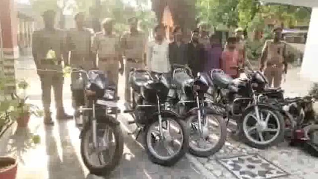 कुंडा कोतवाली पुलिस को मिली कामयाबी
चार मोटर साइकिल चोर गिरफ्तार, दो चैन्सिस चार मोटर साइकिल बरामद, भेजे गए जेल