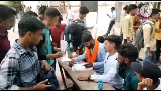*छात्रों को नामांकन प्रपत्र भरने में हो रहे समस्याओ का समाधान कर रहे अभाविप कार्यकर्ता। गया बिहार