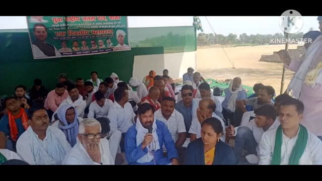 संपूर्ण क्रांति दिवस के मौके पर बांका जिला युवाराजद नेताओं द्वारा केंद्रसरकार की नीतियों के खिलाफ किया गया धरना प्रदर्शन