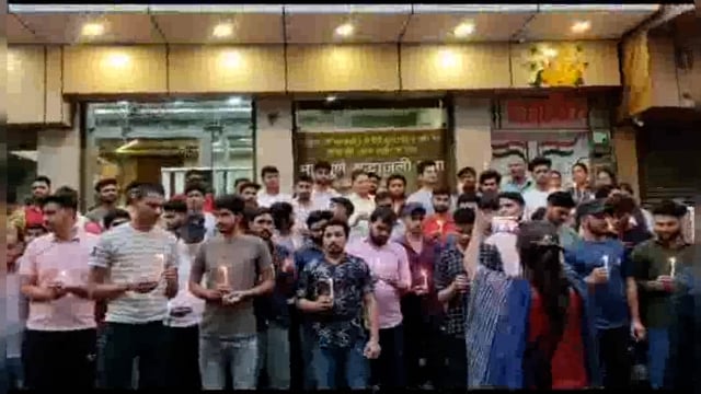 उड़ीसा में ट्रेन हादसे में मारे गए लोगों को दी श्रद्धांजलि आत्म शांति के लिए निकाला गया कैंडल मार्च