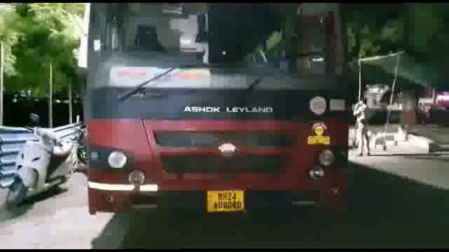 एसबीआय बॅंकेच्या समोर एसटी बसच्या खाली सापडल्याने एका तरुण युवकांचा जागीच मृत्यू