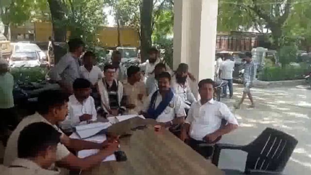 बाबासाहेब आंबेडकर की तस्वीर को पैरों से कुचल कर तोड़ा अनुयायियों ने दी थाने में तहरीर गिरफ्तारी की लगाई गुहार