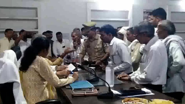 कैबिनेट मंत्री लक्ष्मी नारायण चौधरी ने जनता दरबार लगाकर फरियाद सुनी अधिकारियों को दिए निस्तारण के आदेश