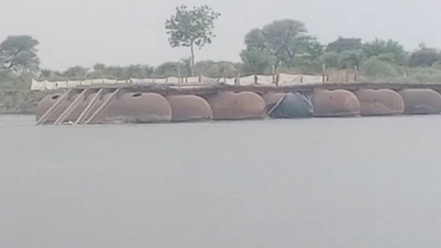 यमुना नदी में जरा सा जलस्तर बढ़ने पर नहीं जैल पाया माट राजा का पौटून पुल एक हिस्सा पानी में बहा