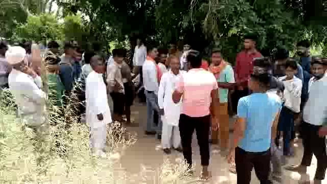 ग्रामीणों ने की अंडर ब्रिज की मांग: रोके मिट्टी के डंपर, जमकर की नारेबाजी