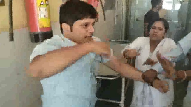 जिला अस्पताल में डॉक्टर पर किशोरी से छेड़छाड़ करने का लगा आरोप परिजनों ने मजा मत कर पुलिस के हवाले किया