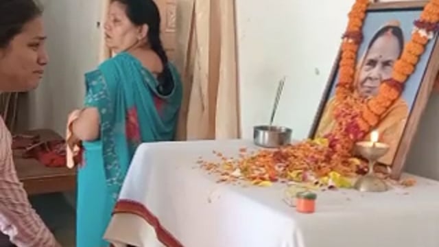 वरिष्ठ पत्रकार के माँ के शांतिभोज में पहुंचे पूर्व मंत्री व विधायक रमापति शास्त्री ने दी श्रद्धांजलि 