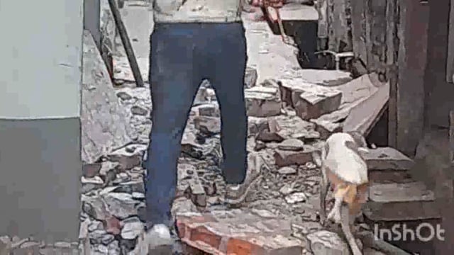 चौबिया पाड़ा में मकान का एक हिस्सा गली में भरभरा कर गिरा