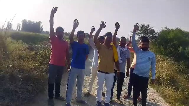 सरगहां से गंगापुर तक नहर मार्ग क्षतिग्रस्त होने से परेशान ग्रामीणों ने किया विरोध प्रदर्शन, अधिकारियों से लगाई गुहार