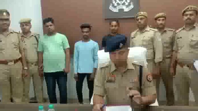 मथुरा थाना सदर बाजार पुलिस के हाथ लगी बड़ी सफलता मकानों में से सामान चोरी करने वाले अभियुक्त गणों को किया गिरफ्तार