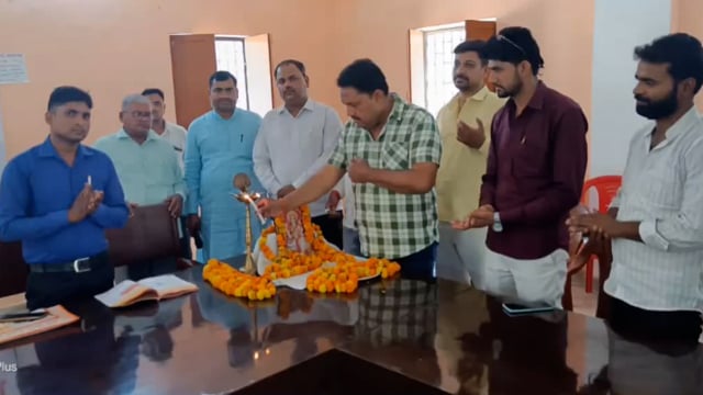 ब्लॉक सभागार में क्षेत्र पंचायत सदस्यों का दो दिवसीय प्रशिक्षण शिविर का ब्लाक प्रमुख ने दीप प्रज्वलित कर किया शुभारंभ