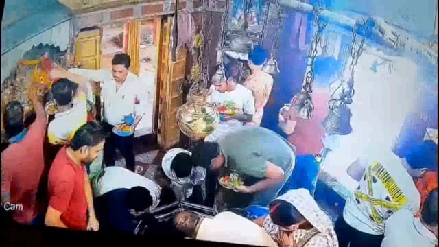 गोंडा के प्रसिद्ध बाबा दुखहरण नाथ मंदिर में पूजा करने के बहाने मोबाइल चोरी की घटना सीसीटीवी में कैद