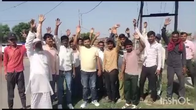  ओवरलोड के कारण ट्रांसफार्मर के जलने व 100 केबीए से 250 केबीए ट्रांसफार्मर करने मांग को लेकर ग्रामीणों ने किया  प्रदर्शन