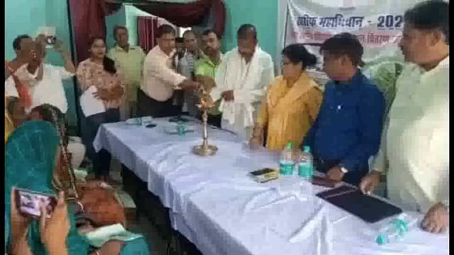 अमरपुर प्रखंड कृषि कार्यालय में एक दिवसीय खरीफ महोत्सव का दीप प्रज्वलित कर अधिकारियों ने किया उद्घाटन