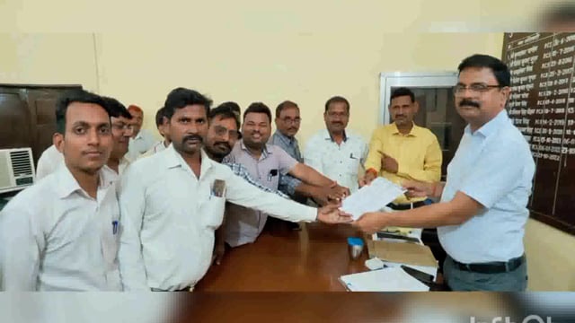 यह डीएम बल्दीराय महेंद्र कुमार श्रीवास्तव को अधिवक्ताओं ने 3 सूत्रीय मांग पत्र सौंपा! 