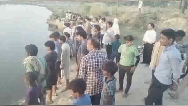 यमुना नदी में नहाते समय एक किशोर डूबा मौके पर पहुंची पुलिस व गोताखोर लगे तलाश में