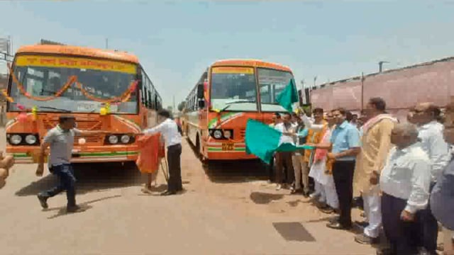 जिला अधिकारी व महापौर ने हरी झंडी दिखाकर दो बसों को किया रवाना