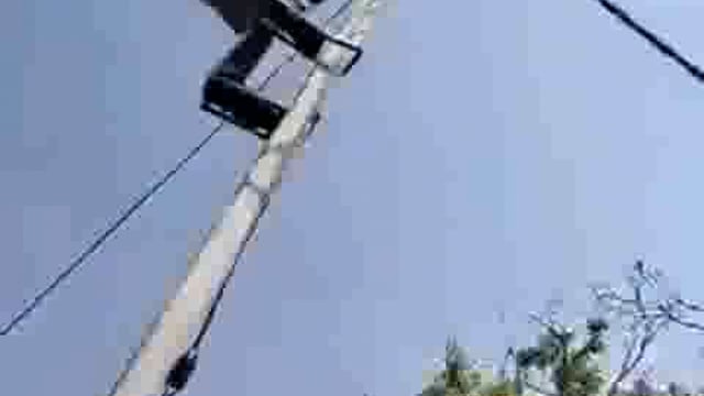 bijali ka Bil bakaya hone se lineman connection Kat Diya jisse Mahila Ne Lathi dandon se lineman ko Kas ke Pita Pratapga