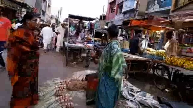 भाजी मार्केट येथे पैशाच्या देवाणघेवाण वरून दोन महिलांत जुंपली,एकमेकांना शिवीगाळ