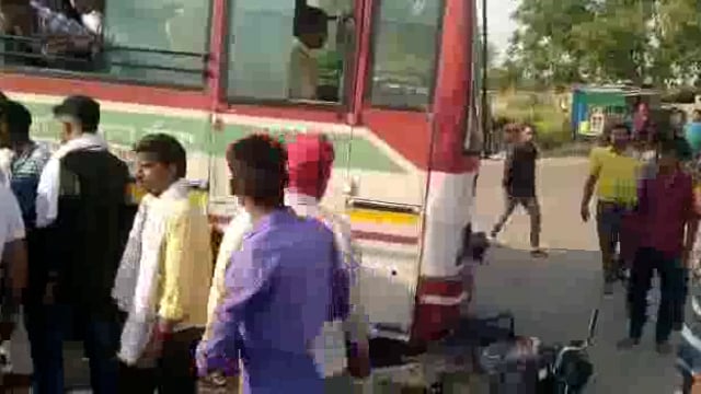 देऊरपुर बाजार में रोडवेज बस ने बाइक सवार को मारी जोरदार टक्कर, व्यक्ति गंभीर रूप से हुआ घायल