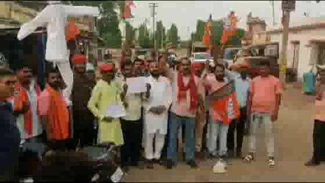 सुल्तानगंज में अगवानी पुल ध्वस्त होने पर भाजपा के कार्यकर्ताओं ने बजरंगबली चौक पर जलाया नीतीश कुमार का पुतला