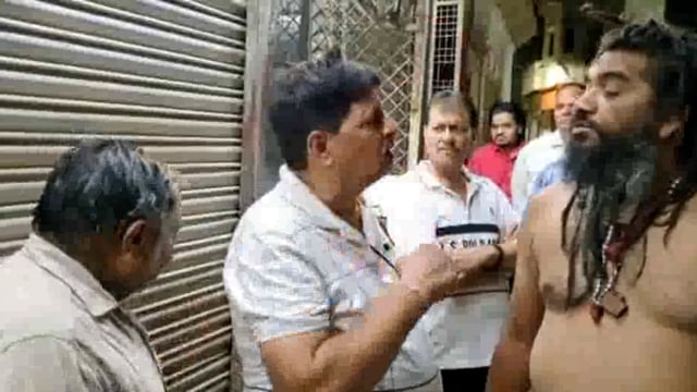 मिठाई विक्रेता को बदमाशों ने गोली मारकर किया घायल घटना हुई सीसीटीवी में कैद