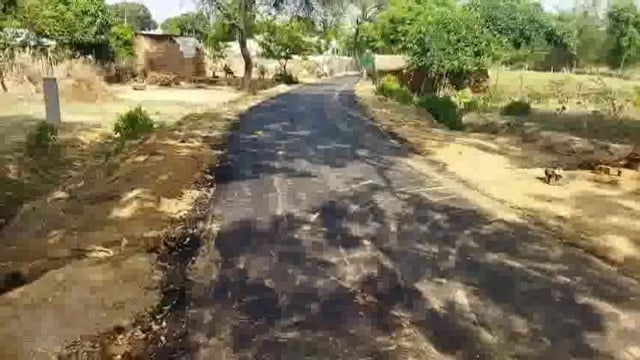 लालगंज से सांगीपुर मार्ग से नौबस्ता मार्ग नवीनीकरण मे ठेकेदार की धांधली
पीसी कार्य में मानक की अनदेखी
ग्रामीणों मे भारी आक्रोश