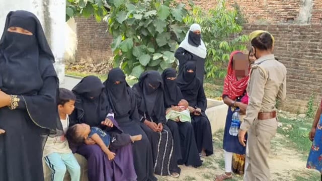 महिला सशक्तिकरण मिशन शक्ति साइबर जागरूकता के तहत इटवा पुलिस ने कस्बा इटवा में महिलाओं बच्चियों को किया जागरूक