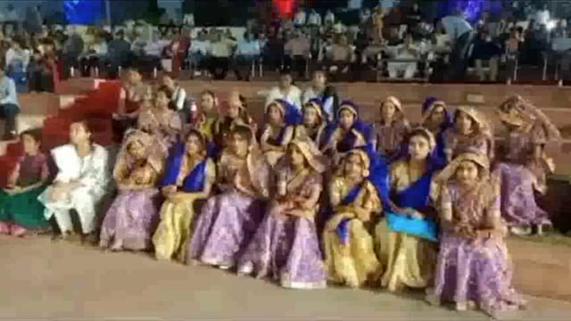 मथुरा जवाहर बाग के ओपन एयर थिएटर पर स्कूलों एवं कॉलेजों के छात्र-छात्राओं द्वारा सांस्कृतिक कार्यक्रम आयोजित किए गए