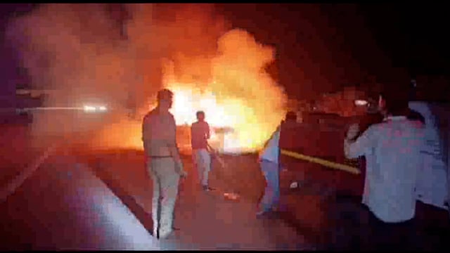 शॉर्ट सर्किट होने से कार में लगी आग कार सवार ने कुदकर बचाई जान